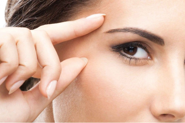 What you should know about eyelid lifting or using lid-up strips